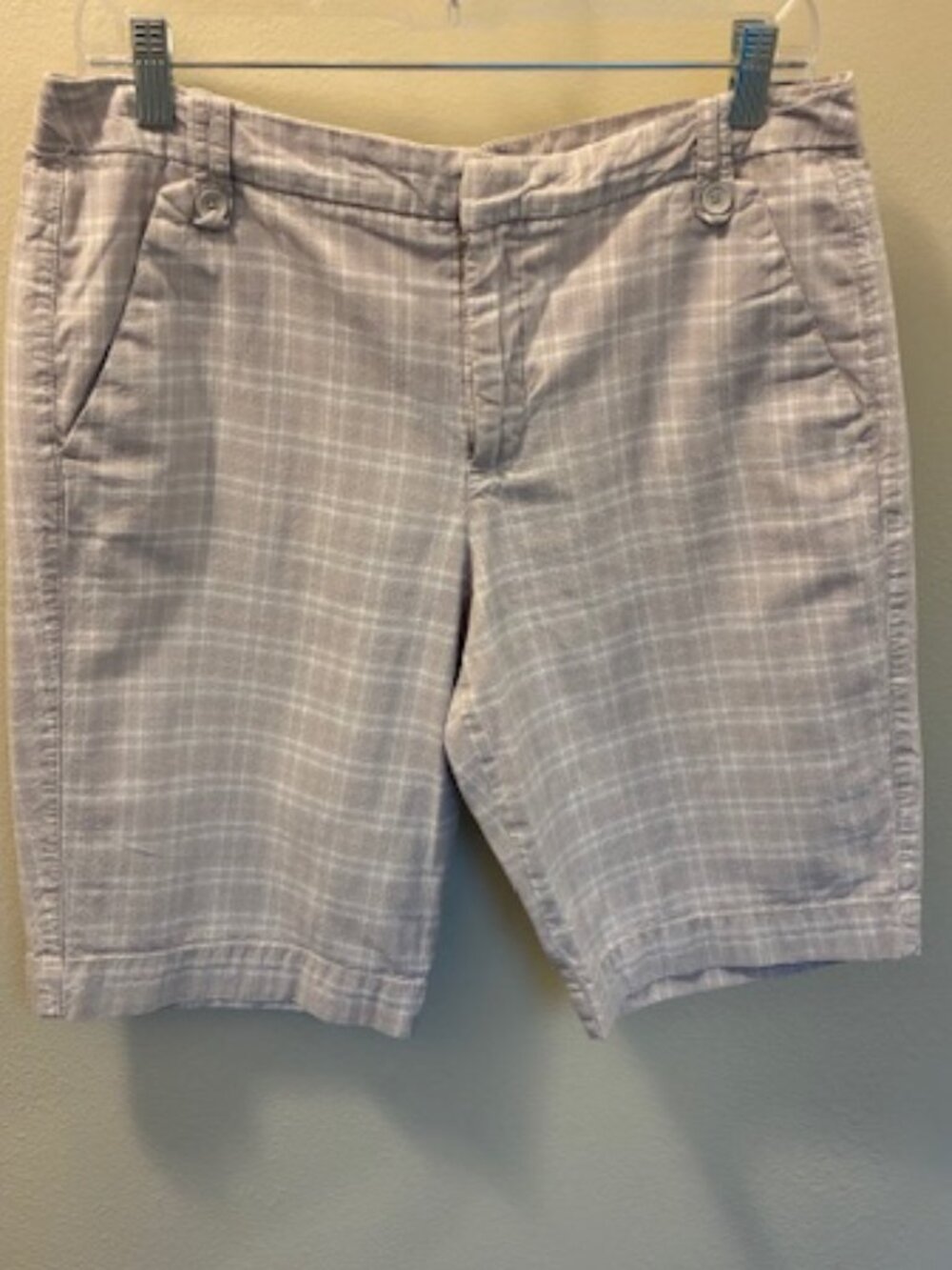 Gloria Vanderbilt ladies shorts tan and white